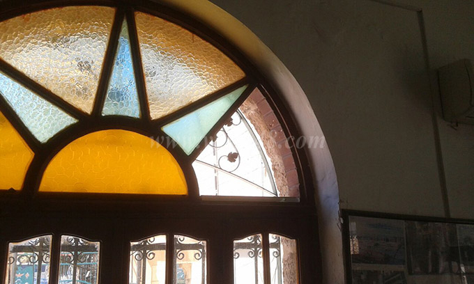 بالصور: بعد تعليق العلم الاسرائيلي - القاء حجارة وتهشيم نوافذ مسجد حسن بك